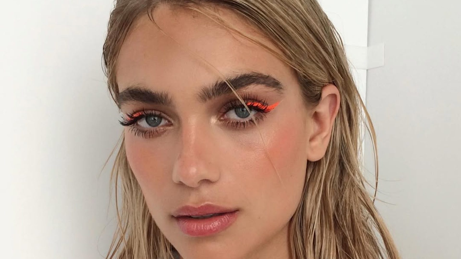 Έχετε μπλε μάτια; Αυτά είναι τα makeup looks που θα αναδείξουν το χρώμα τους 1