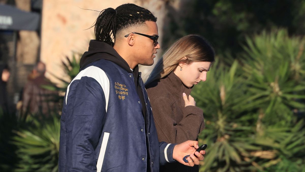 Εμμανουήλ Καραλής: Η σπάνια εμφάνιση με τη σύντροφό του μετά τη νίκη στη Ρουέν 1