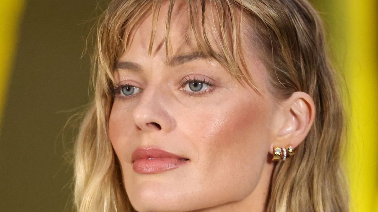 Margot Robbie: Boho φόρεμα με western boots – O συνδυασμός που θα φοράμε όλη την άνοιξη
