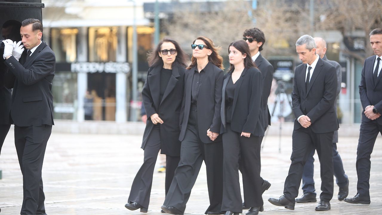 Μαρινέλλα: Σε λαϊκό προσκύνημα η σορός της- Η κόρη και τα εγγόνια της ράγισαν καρδιές 1