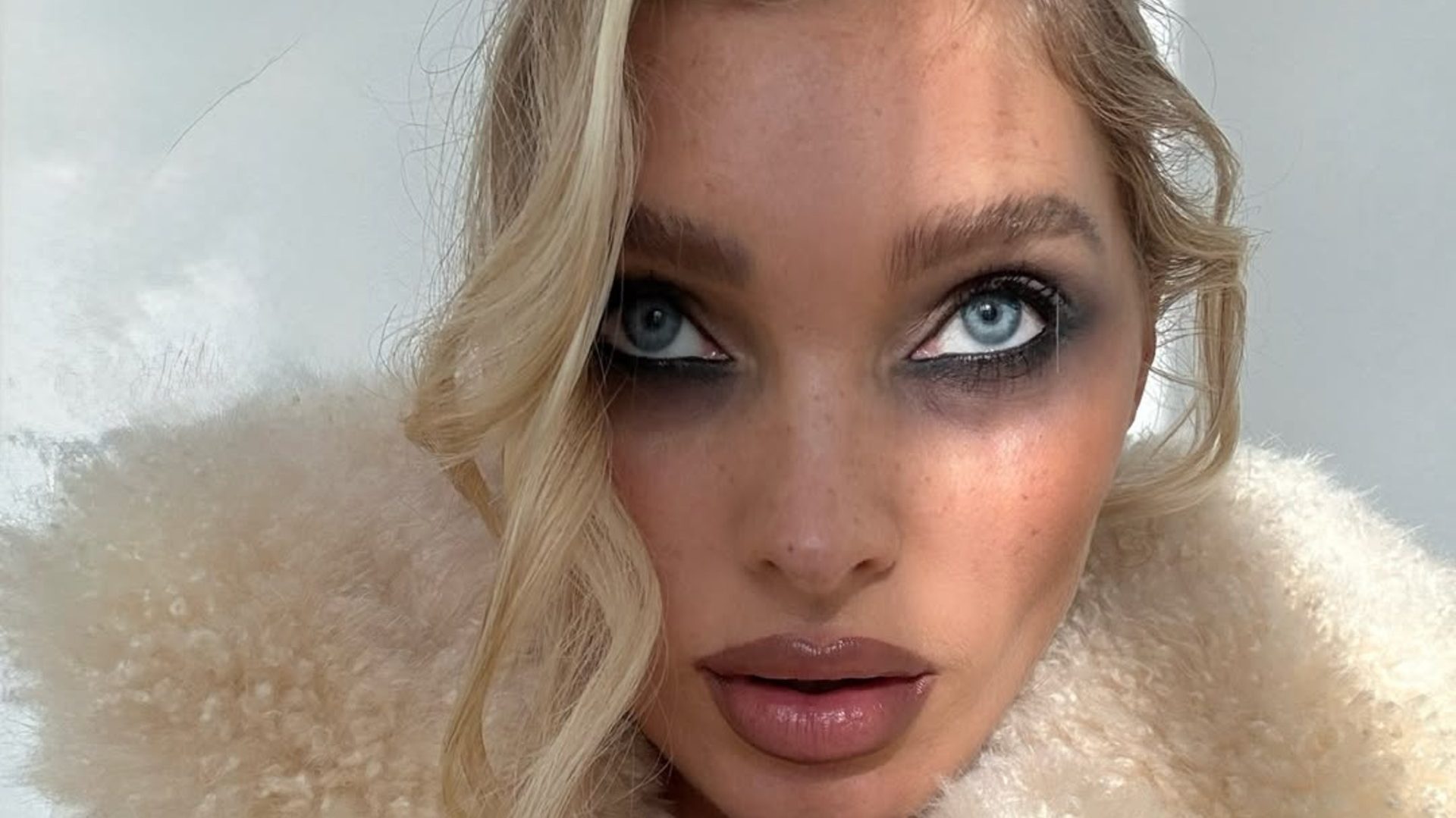 Τα Fall/Winter 2026 beauty looks στη MFW θέλουν το μακιγιάζ και τα μαλλιά σας πιο ακατάστατα 1