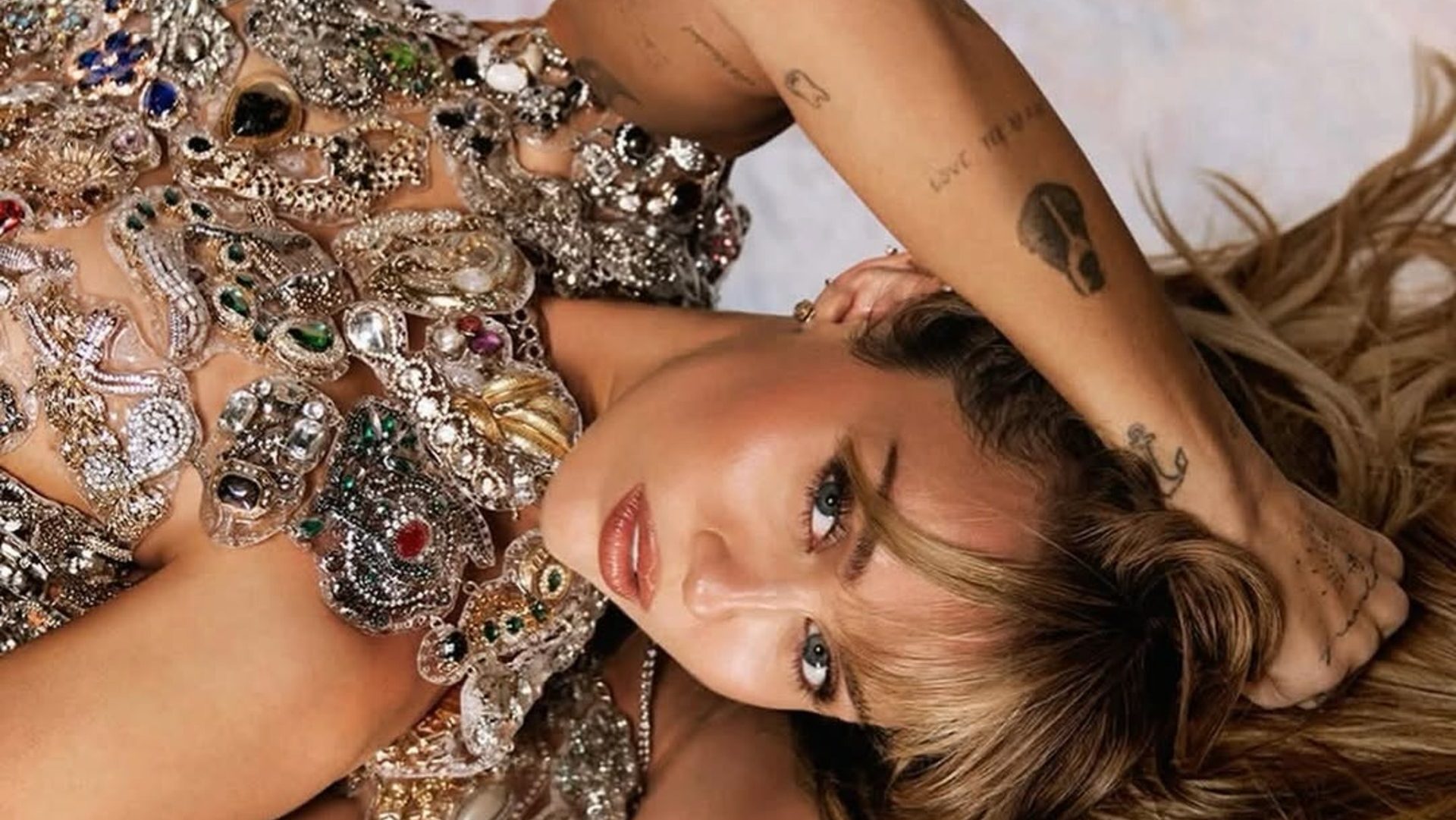 Miley Cyrus: Μεταμορφώθηκε και πάλι σε… Hannah Montana 1