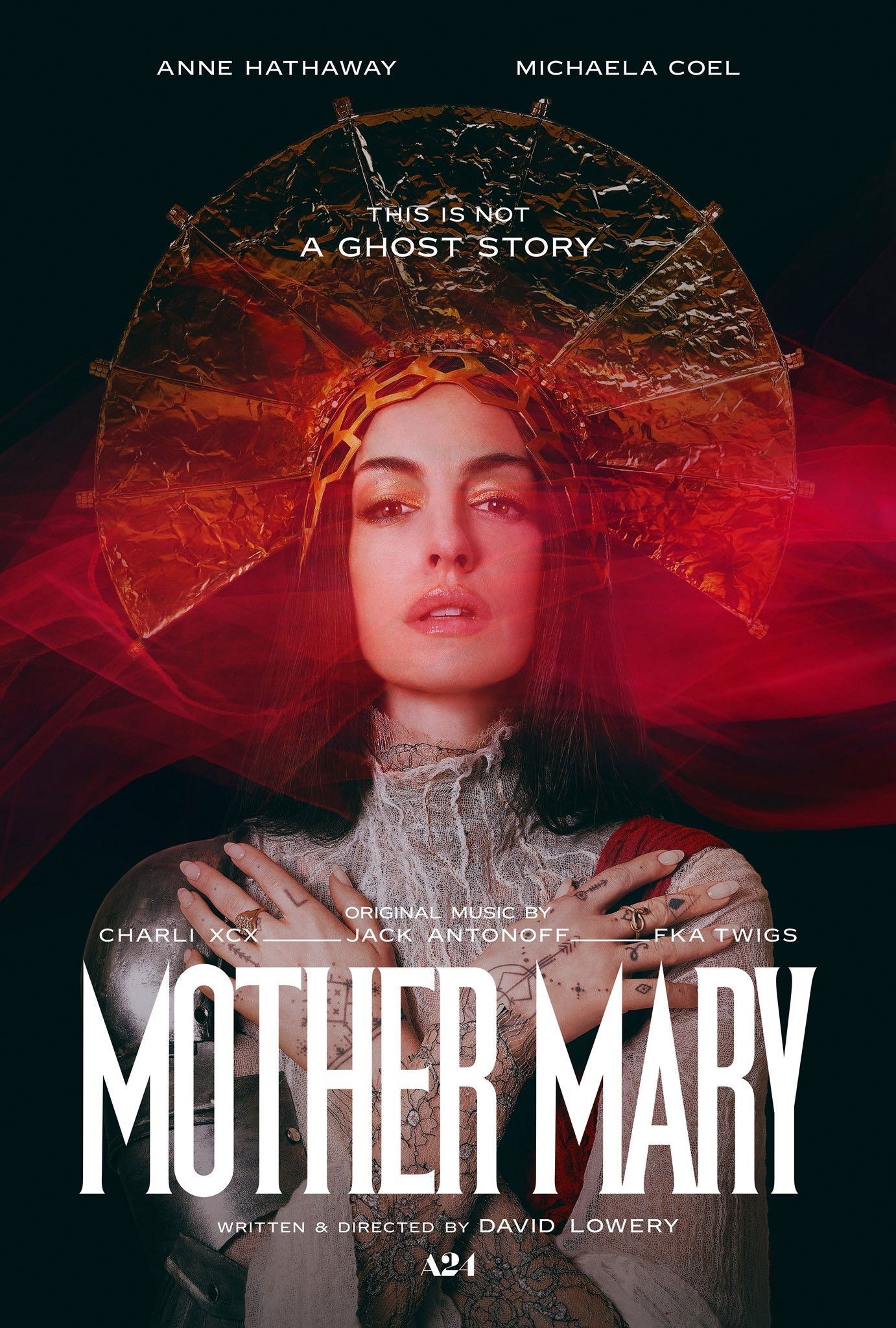 Η Anne Hathaway τραγουδά στο “Mother Mary”: το πρώτο single από την πολυαναμενόμενη pop opera του David Lowery 2