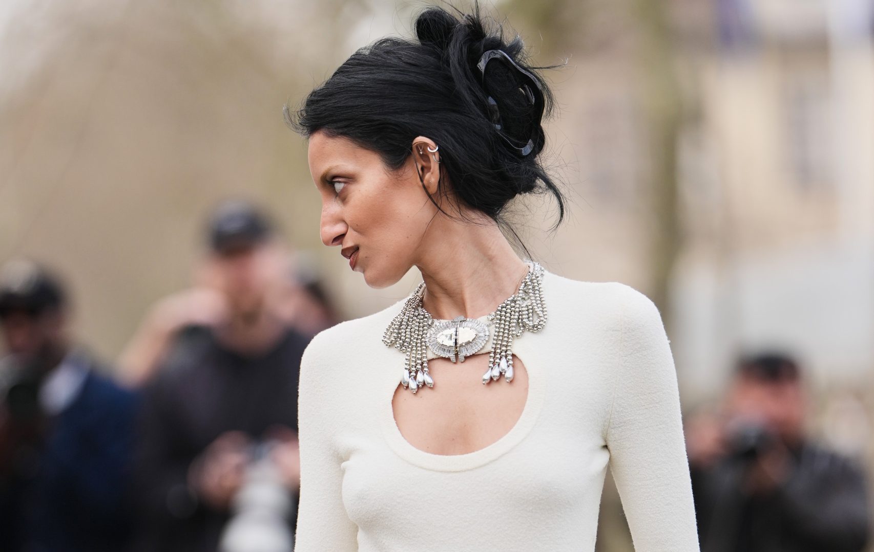 Τα αξεσουάρ μαλλιών στα street style looks στη PFW είναι εμπνευσμένα από τη Carolyn Bessette-Kennedy 1