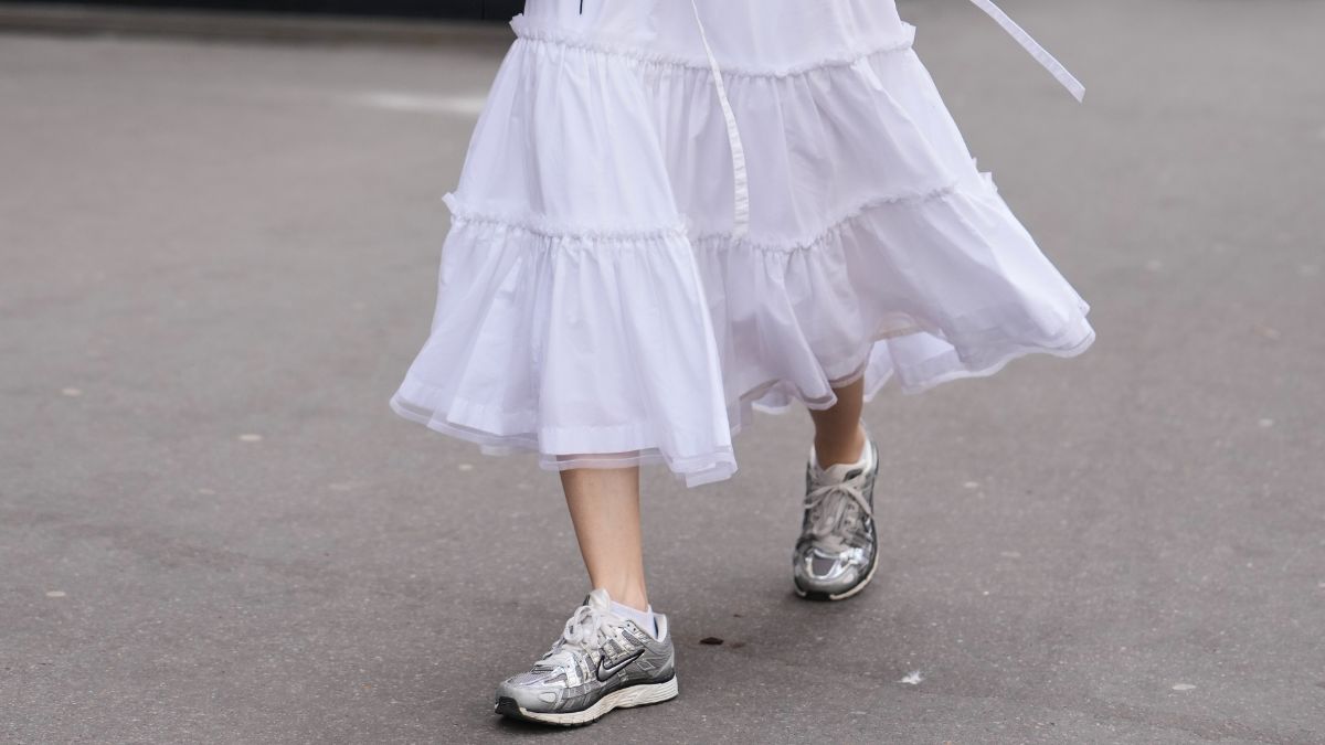 Prairie skirt: Η φούστα που επαναφέρει τον ρομαντισμό στα σύνολα της άνοιξης 1