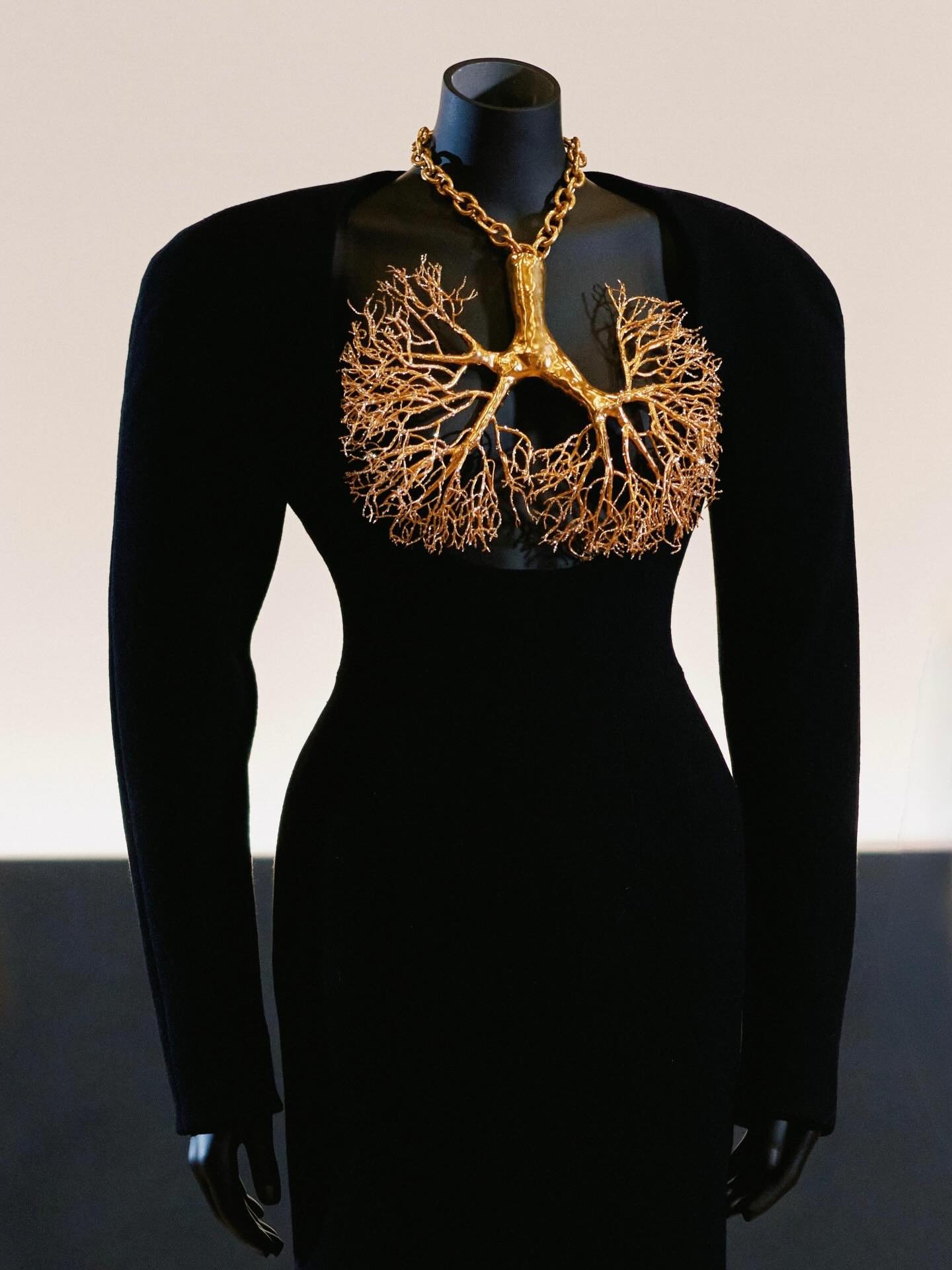 Schiaparelli στο V&A: Όταν η μόδα μεταμορφώνεται σε τέχνη και φαντασία 6