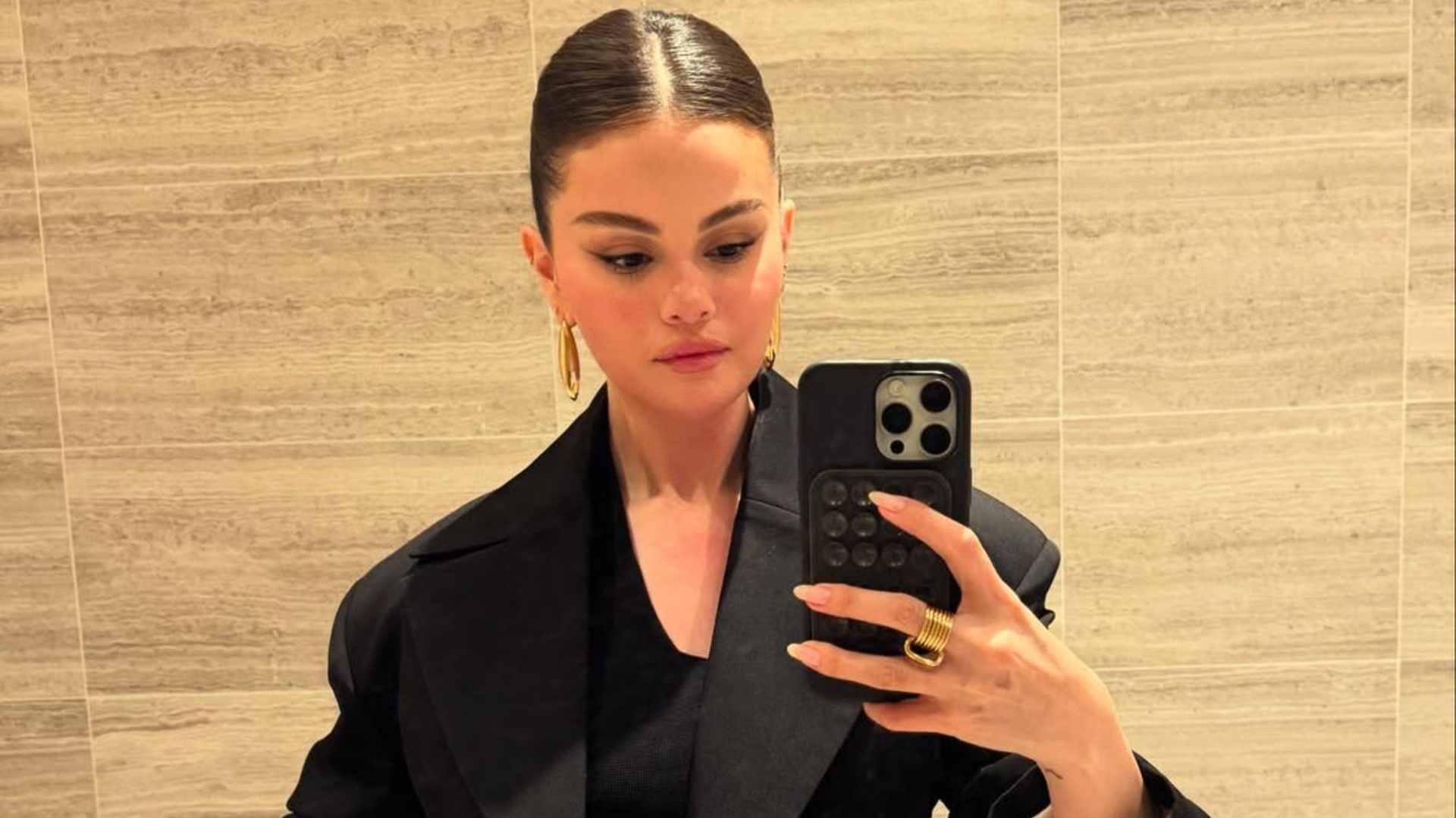 Η Selena Gomez μας πήγε πίσω στο 1996 με το χτένισμά της 1