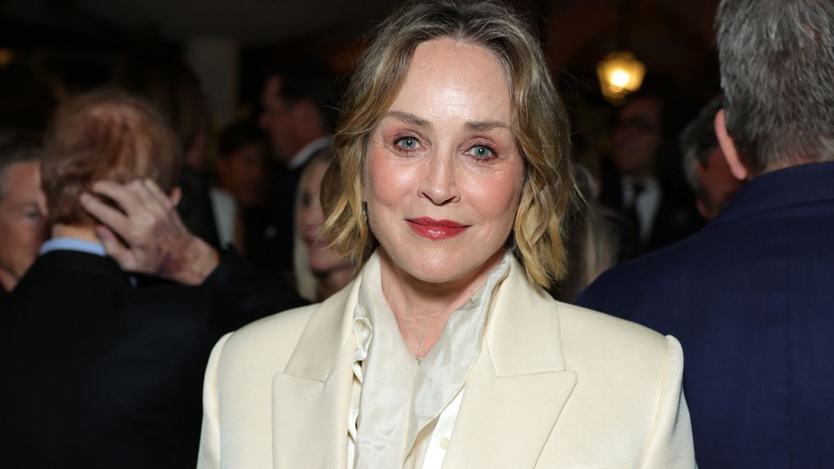 Sharon Stone: Το κομψό pre-Oscar look που αποδεικνύει ότι ένα απρόσμενο στοιχείο μπορεί να απογειώσει το στιλ 1