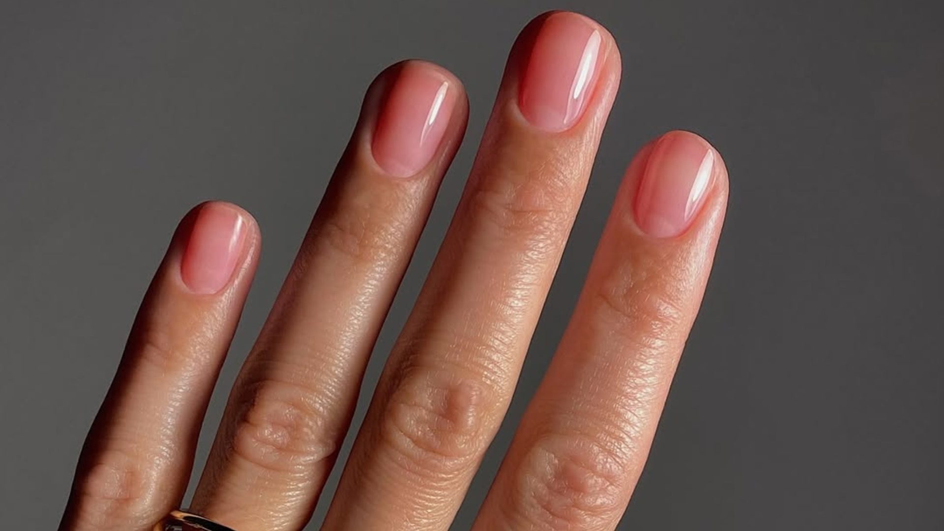 Αυτή είναι η τάση στο μανικιούρ της άνοιξης που θα σας χαρίσει ένα ανεπιτήδευτο και «πολυτελές» nail look 1