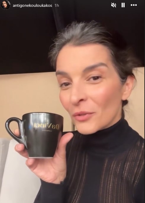 Γιατί όλοι μιλούν για τα γκρίζα μαλλιά της Αντιγόνης Κουλουκάκου;