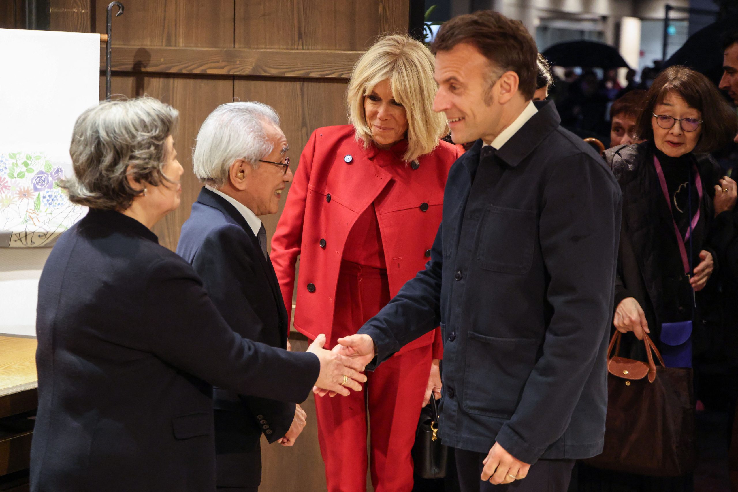 Brigitte Macron: Είναι το απόλυτο “tomato red girl” με μια συμβολική εμφάνιση στο Τόκιο 1
