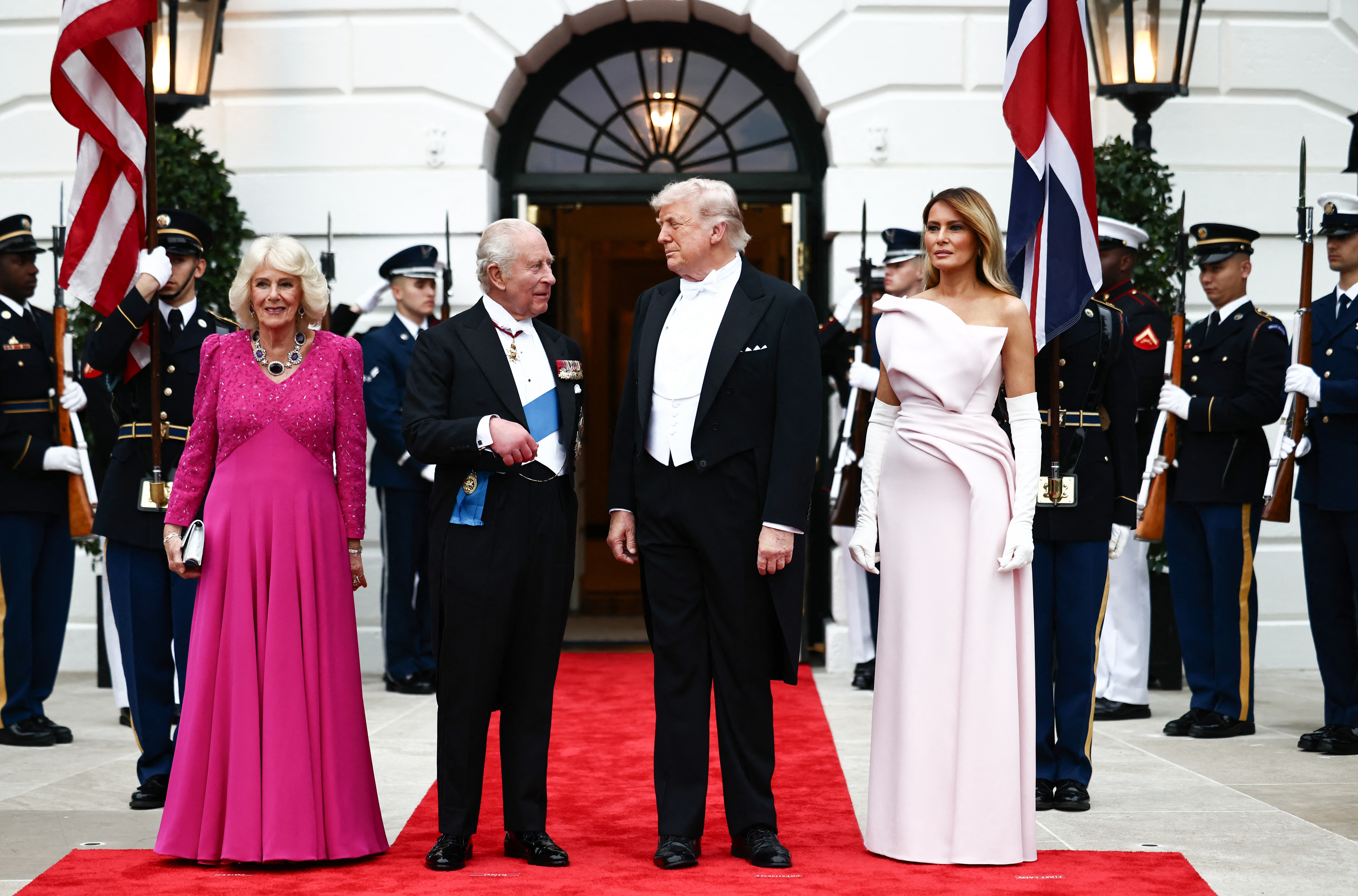 Βασίλισσα Camilla Vs Melania Trump: Ποια φόρεσε το ροζ καλύτερα 1