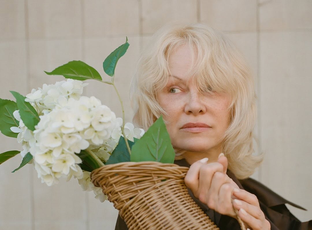 Pamela Anderson: Το κούρεμα που «σβήνει» χρόνια – Ιδανικό για γυναίκες 50+