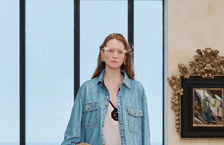 Chanel Cruise 2026/2027: Soft waves και λαμπερή επιδερμίδα με έμπνευση από τη θάλασσα 3