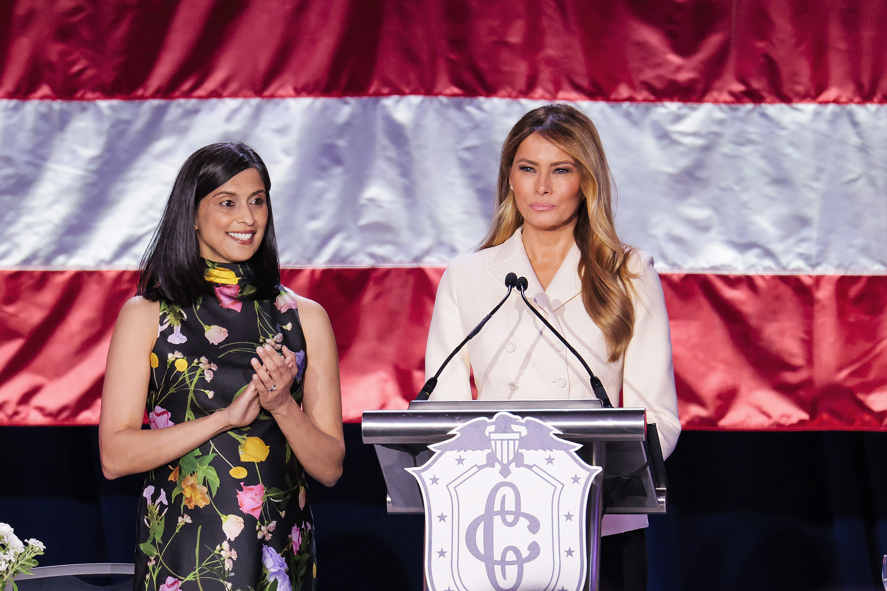 Melania Trump- Η εντυπωσιακή εμφάνιση με λευκό blazer στο First Lady’s Luncheon 1