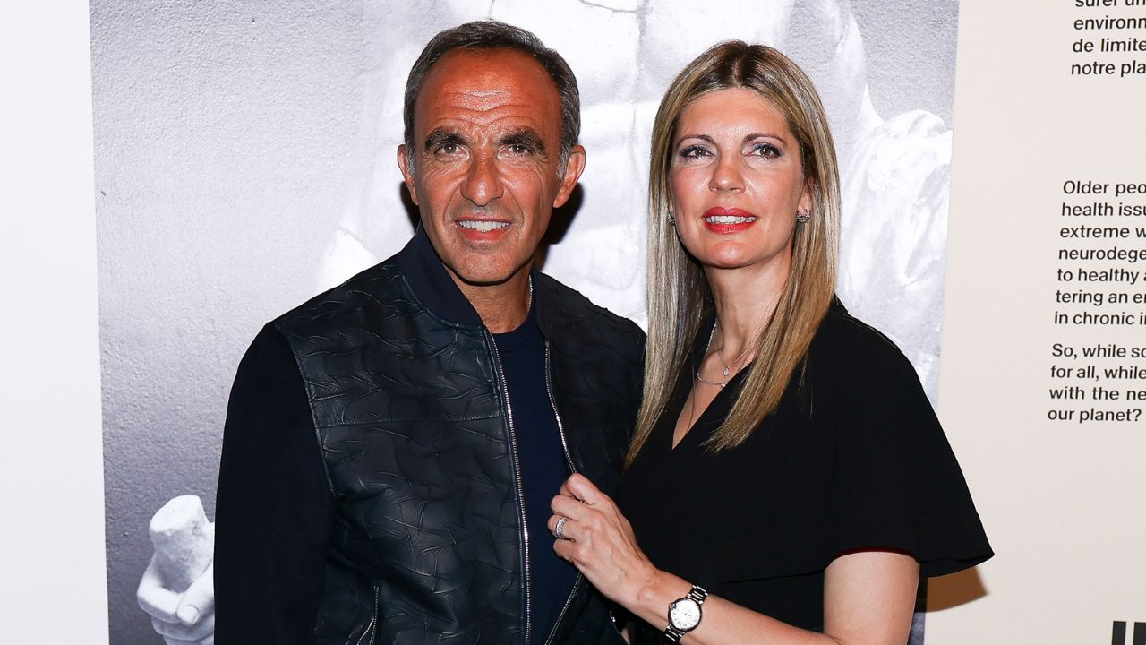 Νίκος Αλιάγας: Η σπάνια εμφάνιση με τη σύντροφό του, Τίνα Γρηγορίου  και την αδερφή του στη νέα του έκθεση στο Παρίσι