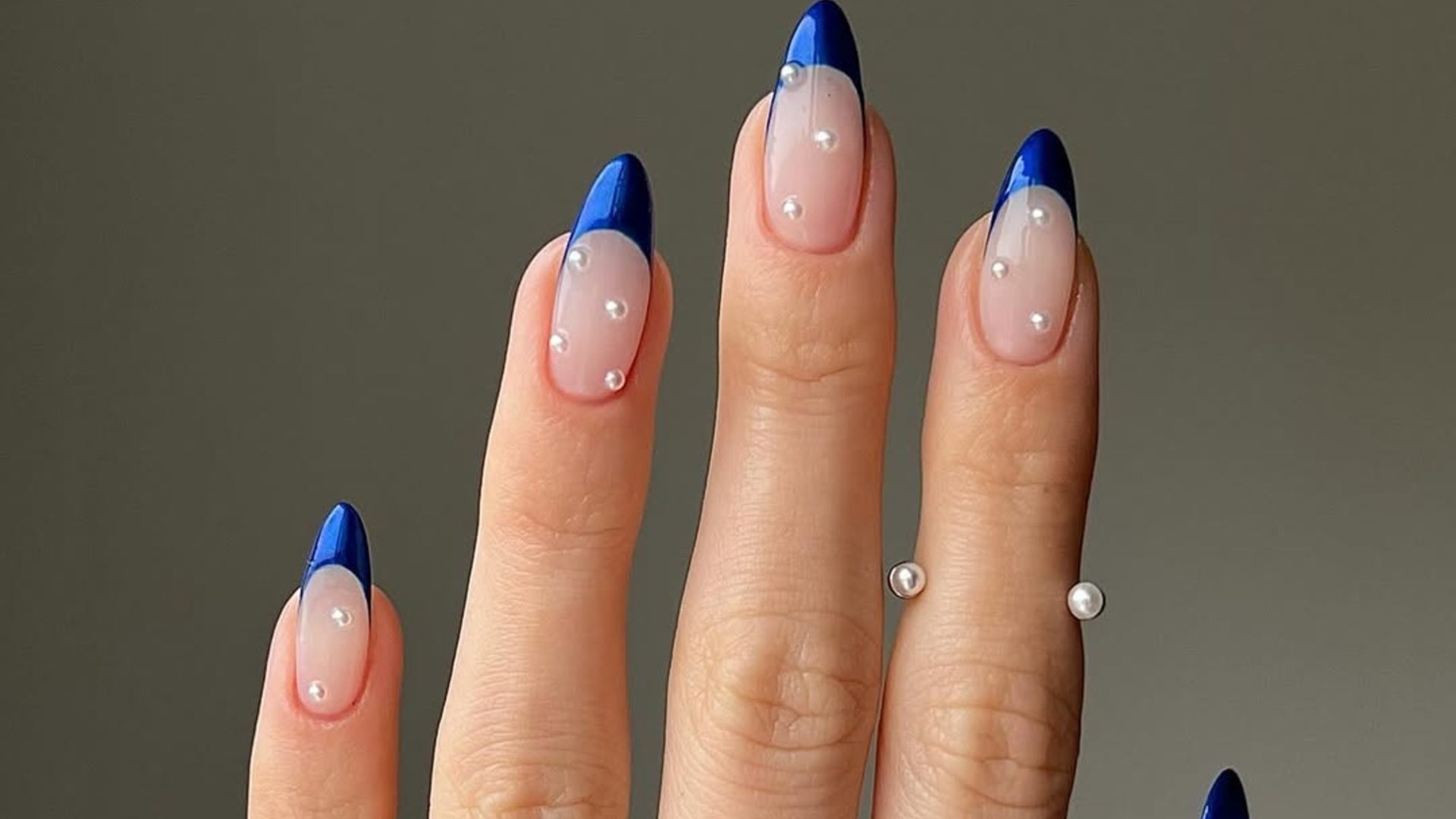 Blue chrome nails: 5 σχέδια για να δοκιμάσετε 1