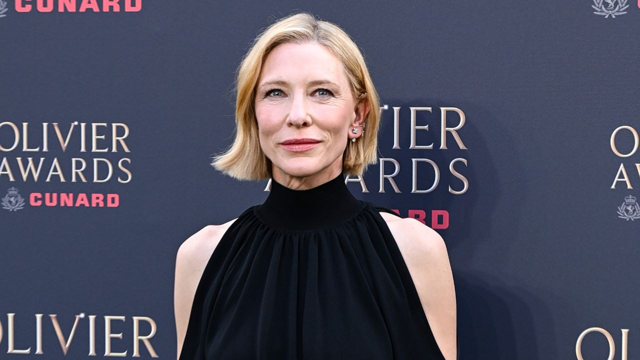 Η Cate Blanchett έγινε viral με μια απρόσμενη κίνηση – Κανείς δεν περίμενε αυτή τη χειρονομία στο κόκκινο χαλί των Olivier Awards
