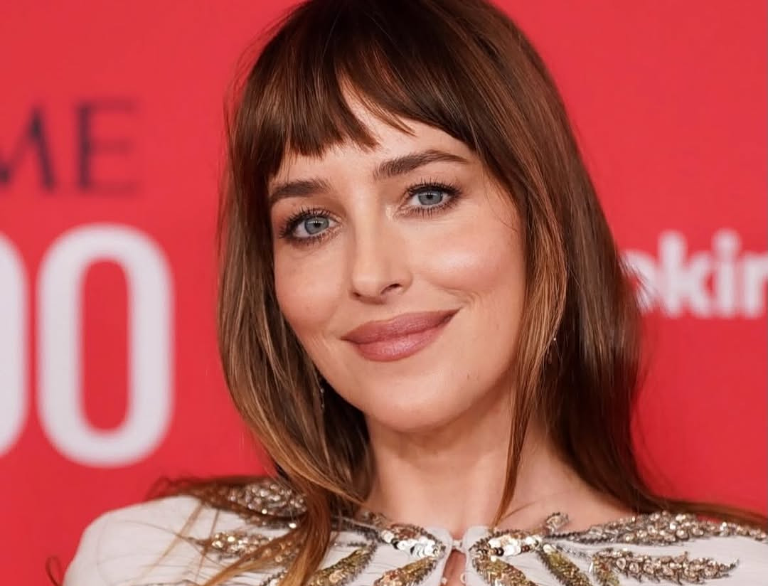 Time 100 Gala: Το natural glam της Dakota Johnson είναι η απόλυτη τάση της σεζόν