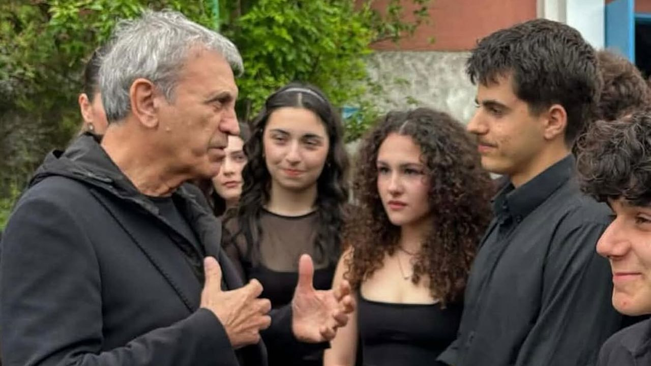 Γιώργος Νταλάρας: Η συγκινητική συνάντηση με μαθητές που «του χάρισαν το ωραιότερο δώρο» 1