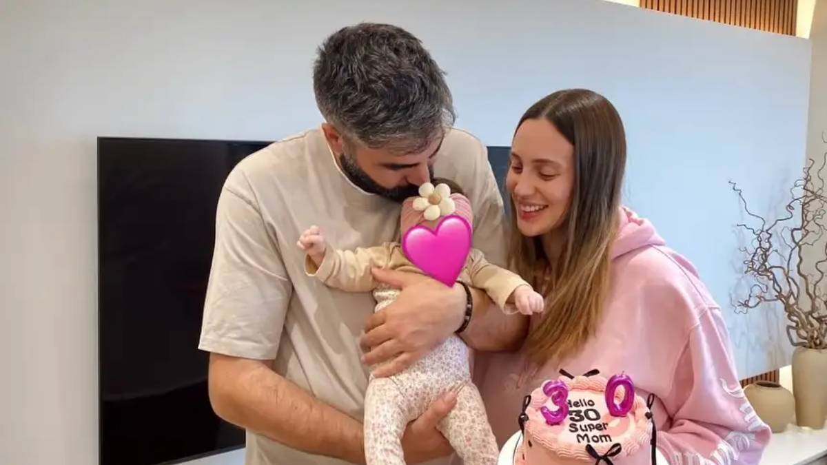 Άννα Κορακάκη: «Δύο μήνες μαμά και νιώθω ότι ζω σε αγώνισμα αντοχής χωρίς τερματισμό»