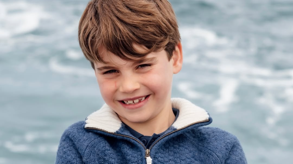 Ο πρίγκιπας Louis έκλεισε τα 8 και στο νέο πορτρέτο είναι ίδιος ο πρίγκιπας William
