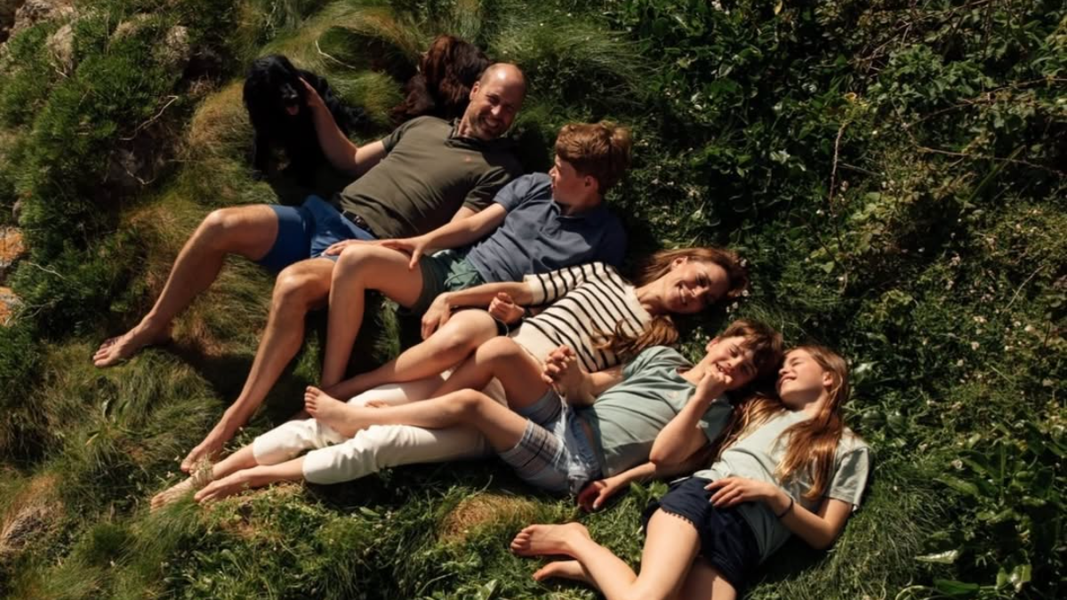 William & Kate Middleton: Γιορτάζουν 15 χρόνια γάμου και μοιράζονται ένα νέο οικογενειακό πορτρέτο 1