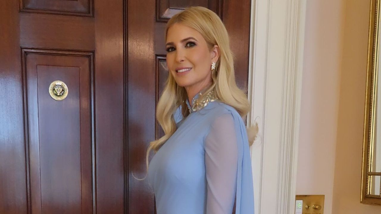 Ivanka Trump: Η εμφάνιση με γαλάζιο φόρεμα στο δείπνο του βασιλιά Κάρολου που εντυπωσίασε στα social media