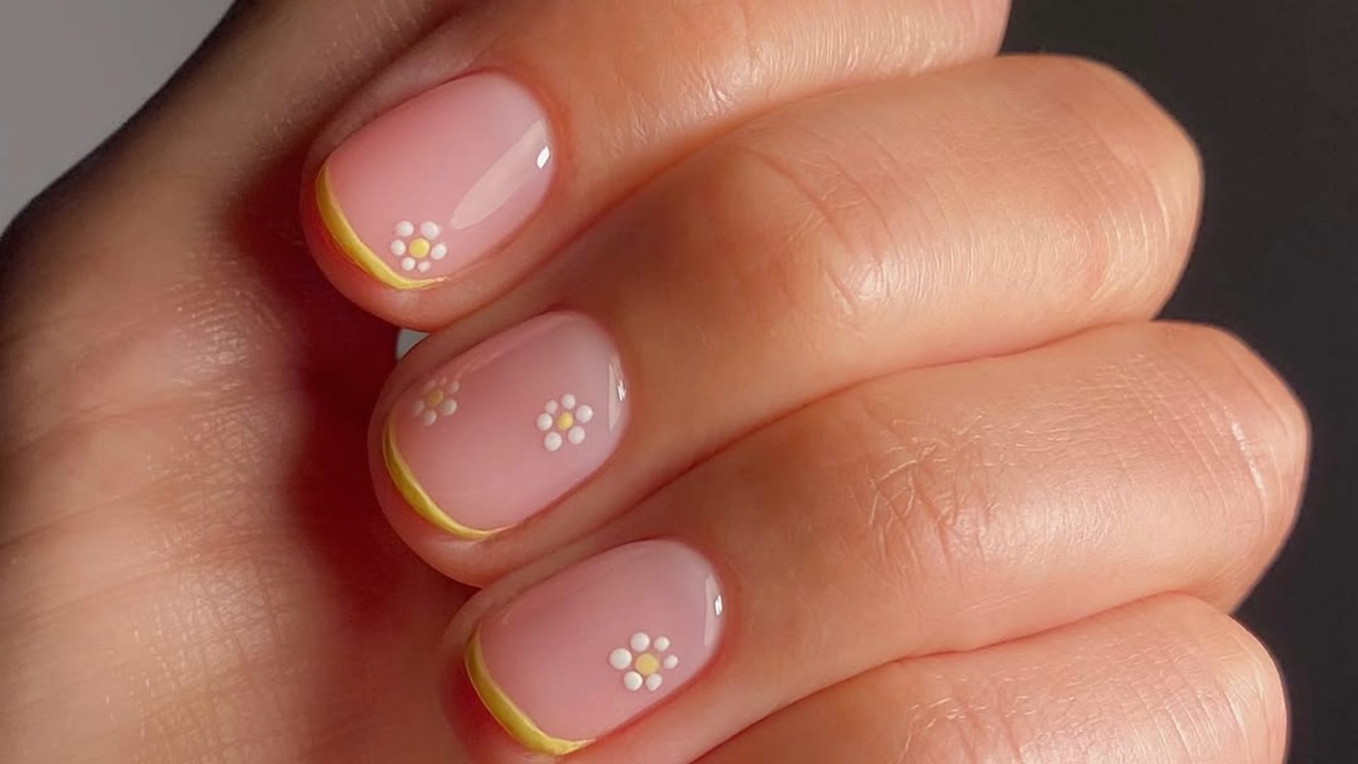 5 φανταστικά μανικιούρ που αξίζει να υιοθετήσετε για το Πάσχα 1