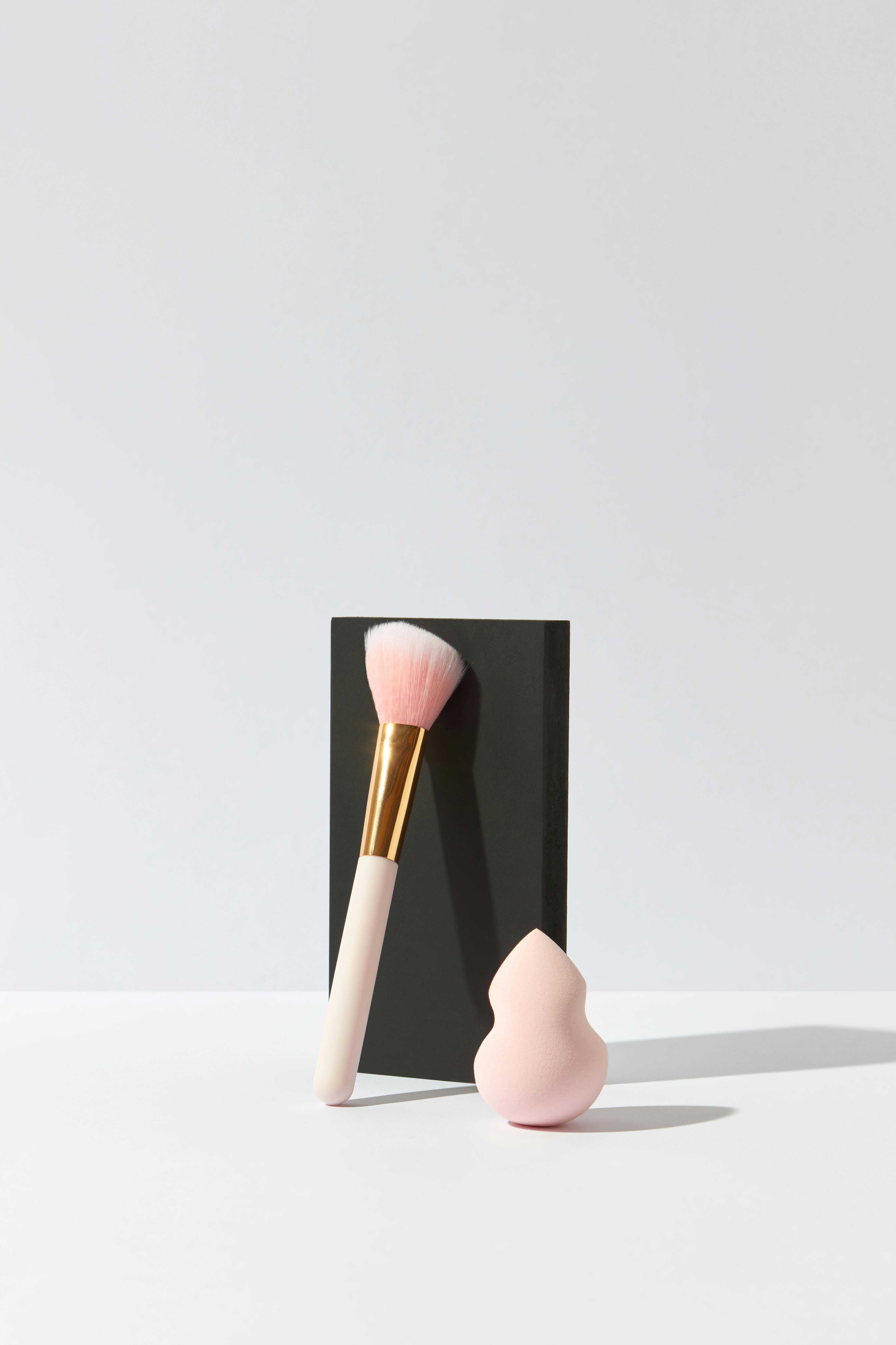 Πώς να απλώσετε σωστά το foundation: Πινέλο ή beauty blender; 4