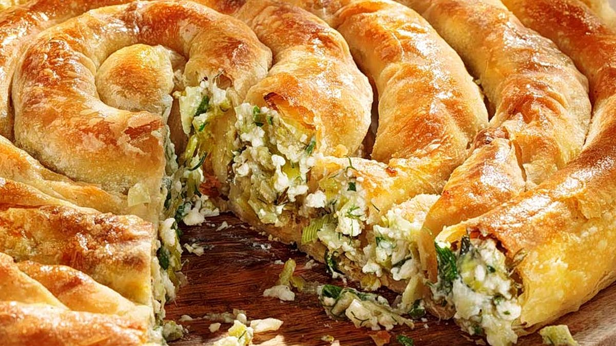 Τραγανή απ’ έξω και ζουμερή μέσα- Στριφτή πρασοτυρόπιτα από την Αργυρώ Μπαρμπαρίγου 1