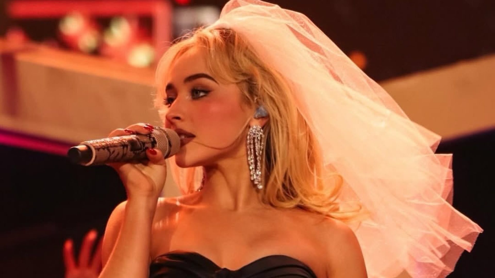 Το φλογερό mani της Sabrina Carpenter για το Coachella 1