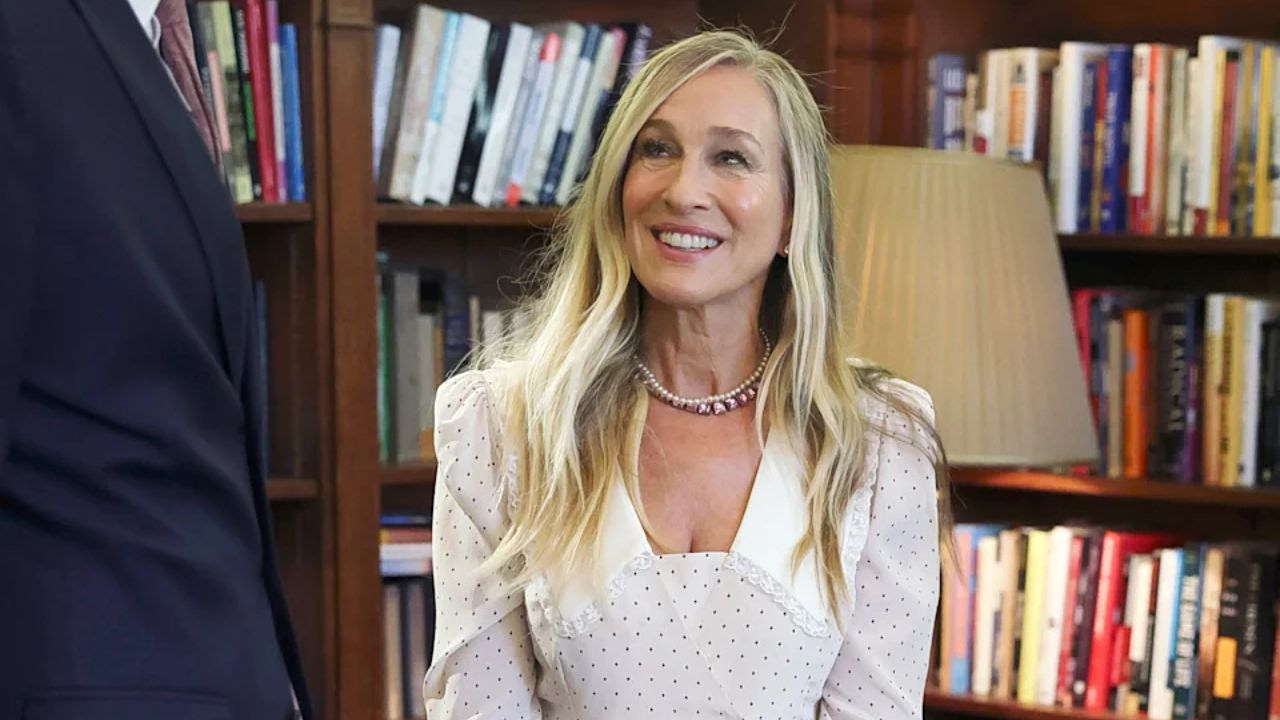 Sarah Jessica Parker: Συνάντησε τη βασίλισσα Camilla αλλά επέλεξε φόρεμα με αναφορές στην πριγκίπισσα Diana 1