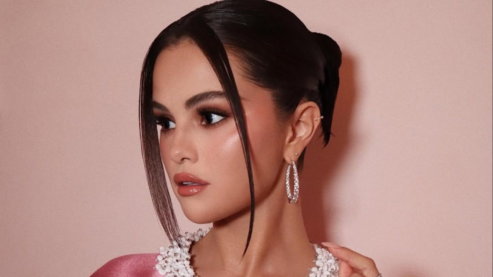 Selena Gomez: Έκανε το σινιόν που θα αντιγράψουμε το Πάσχα 1