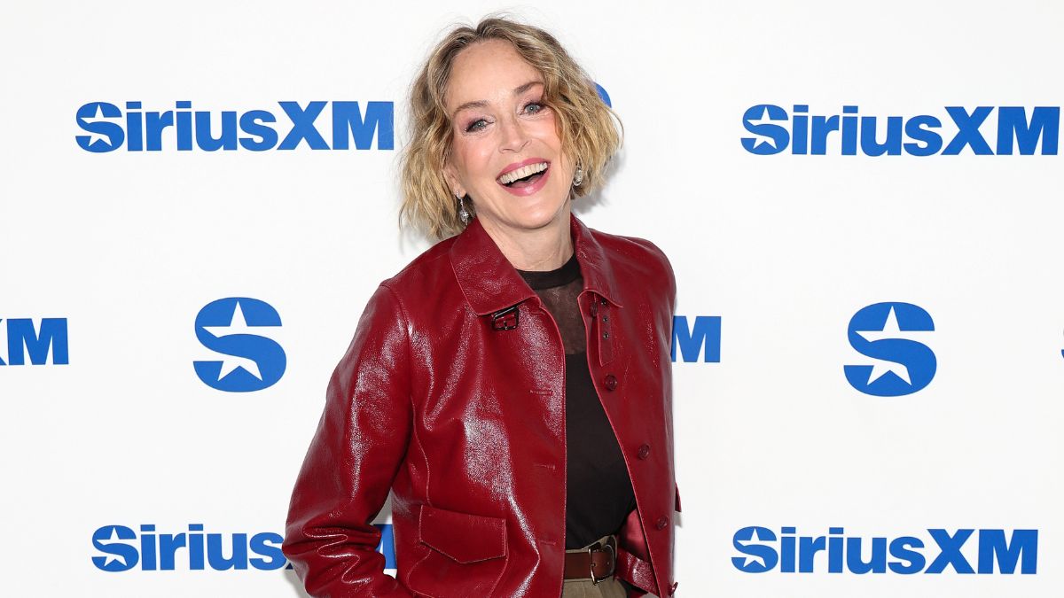 Μετά τη Gwyneth Paltrow, η Sharon Stone επιβεβαιώνει ότι το “side butt” είναι το νέο “side boob”