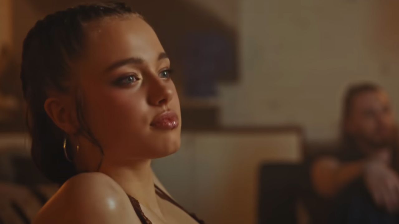 Η Shiloh Jolie-Pitt πρωταγωνιστεί στο πρώτο της video clip και είναι ίδια η μητέρα της 1