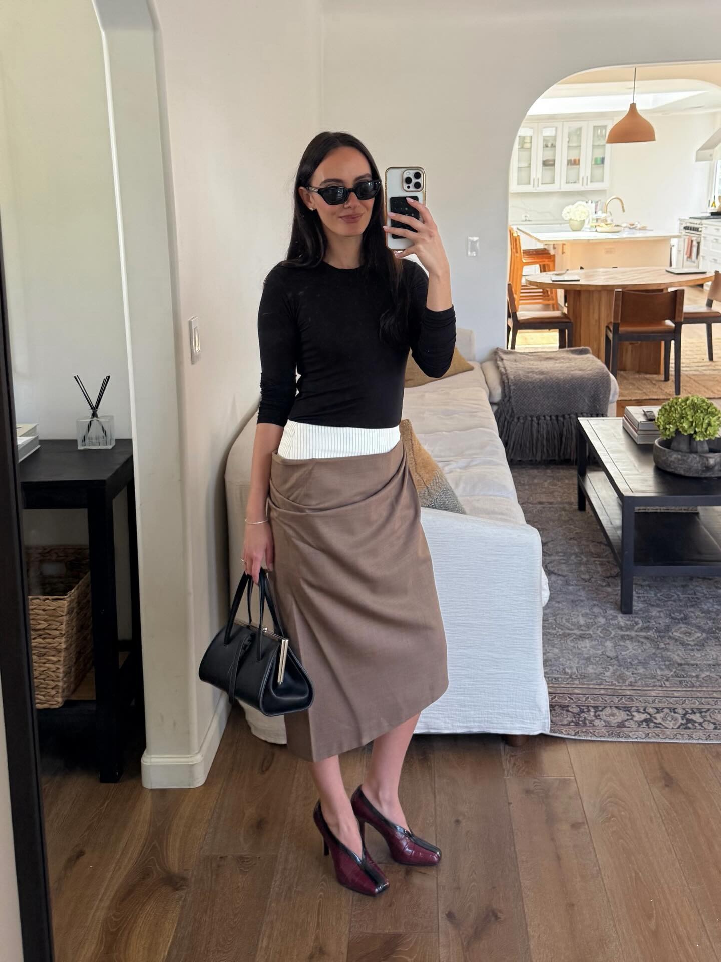 Ξεχάστε τη λευκή μίντι φούστα -Αυτό το χρώμα την αντικαθιστά φέτος 2