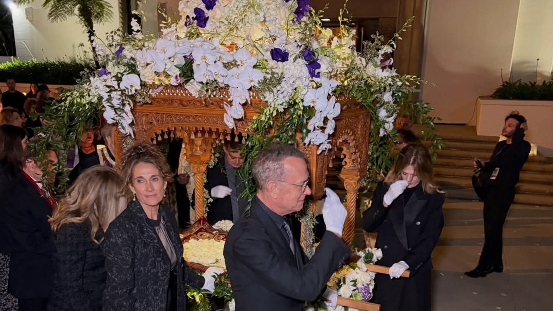 Ο Tom Hanks σήκωσε τον Επιτάφιο- Οι κατανυκτικές λήψεις από το Ορθόδοξο Πάσχα στο Χόλιγουντ 1