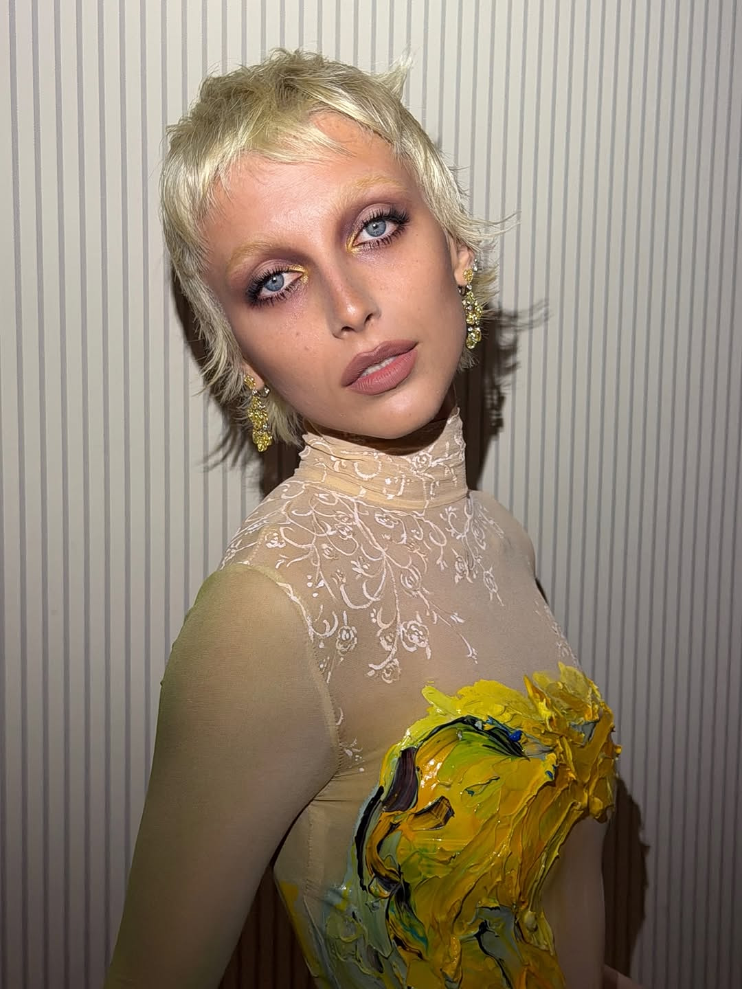 Η holograph λάμψη της Emma Chamberlain στο Met Gala 2026 που συζητήθηκε όσο καμία 4