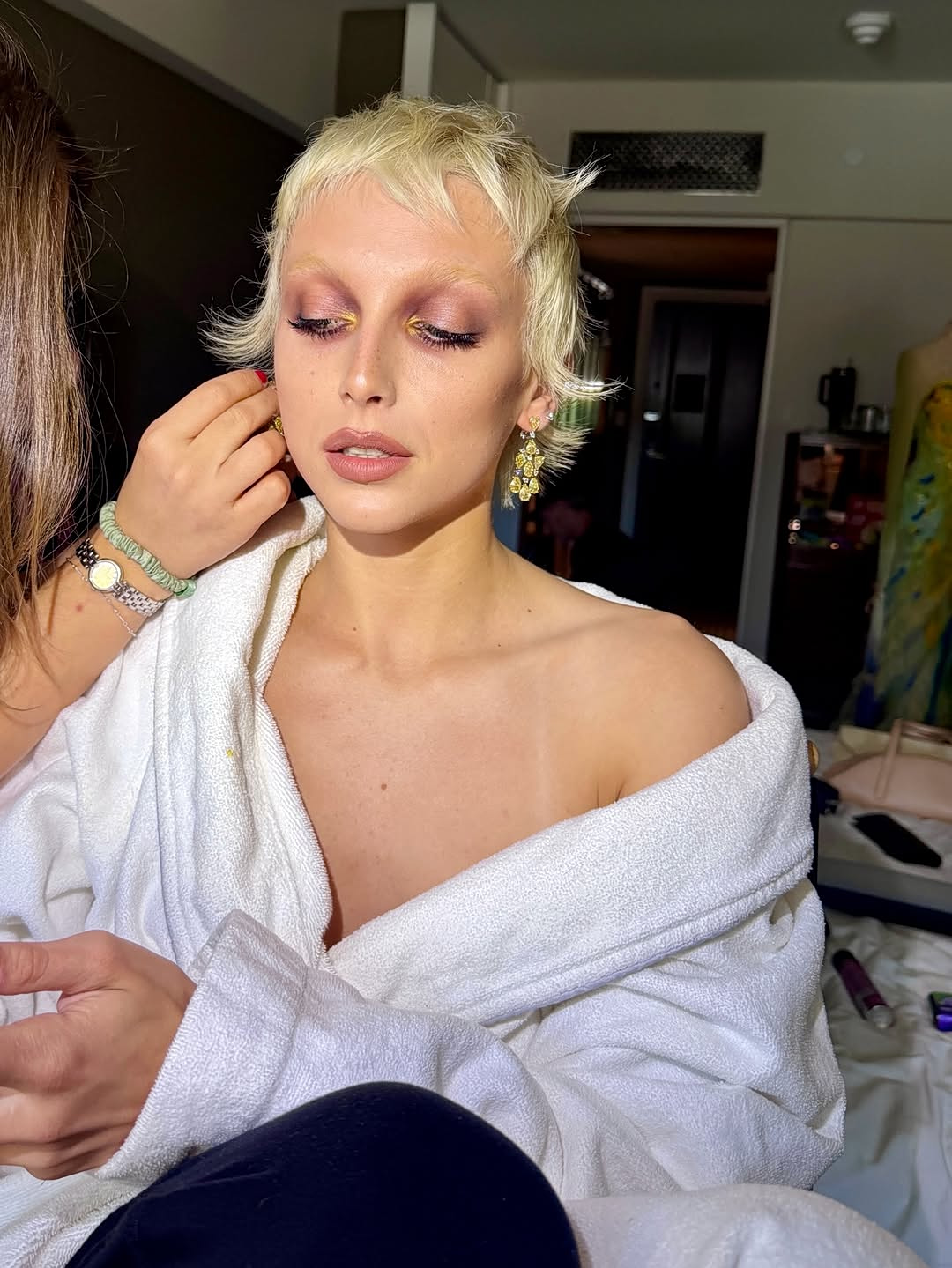 Η holograph λάμψη της Emma Chamberlain στο Met Gala 2026 που συζητήθηκε όσο καμία 5