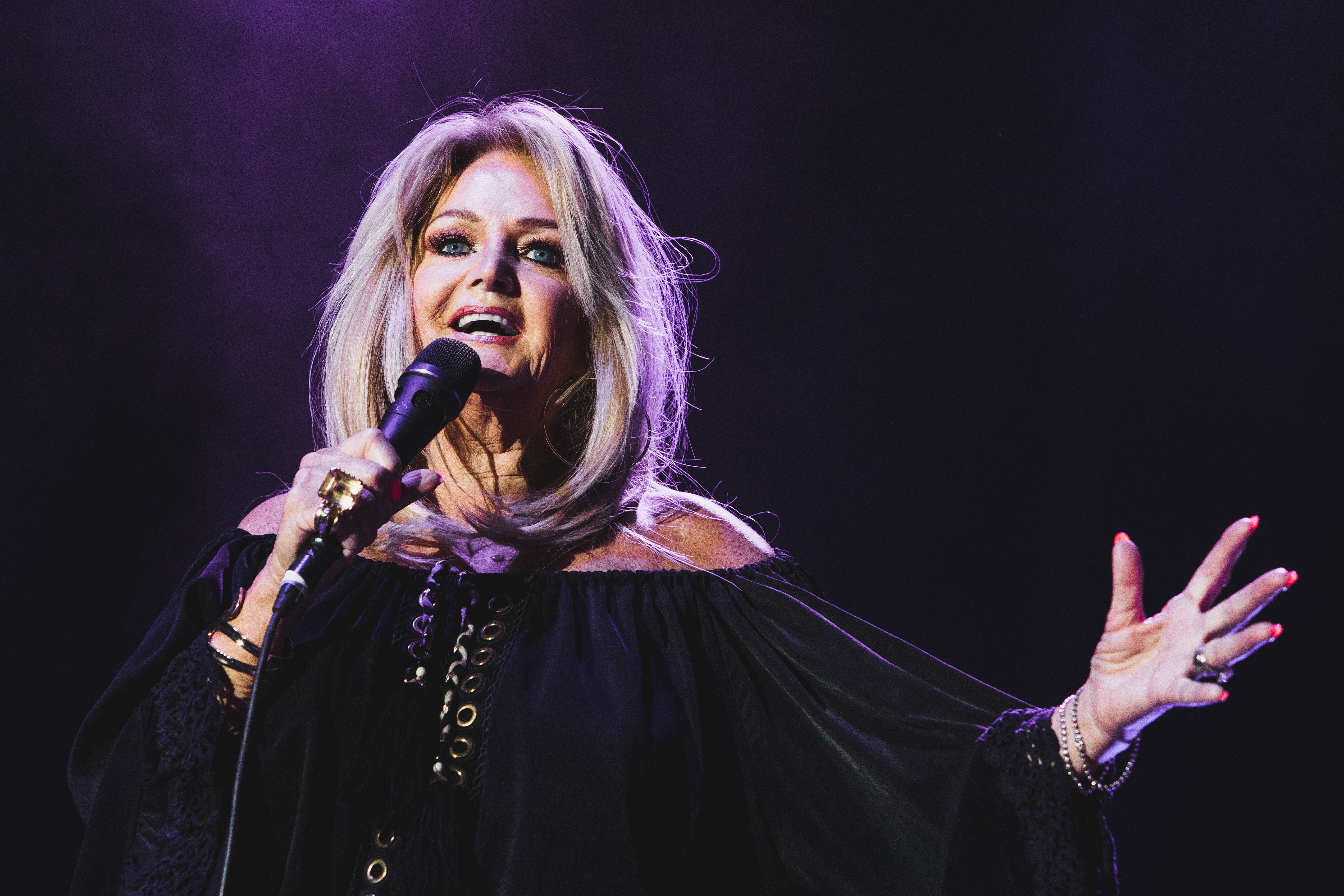 Στο χειρουργείο η Bonnie Tyler: Η σοβαρή περιπέτεια υγείας που ανησύχησε τους fans της