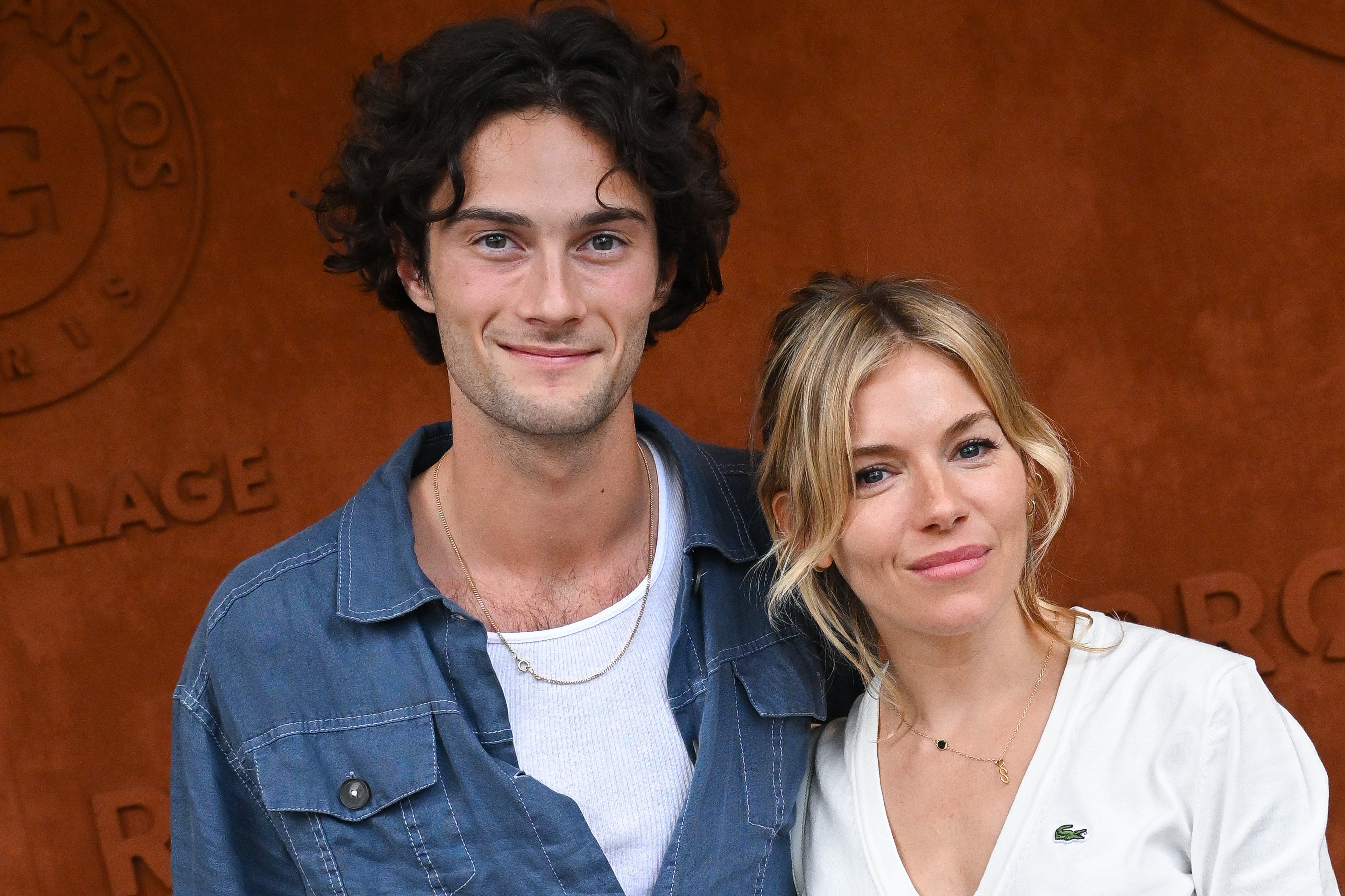 Sienna Miller: Έφερε στον κόσμο το τρίτο της παιδί στα 44