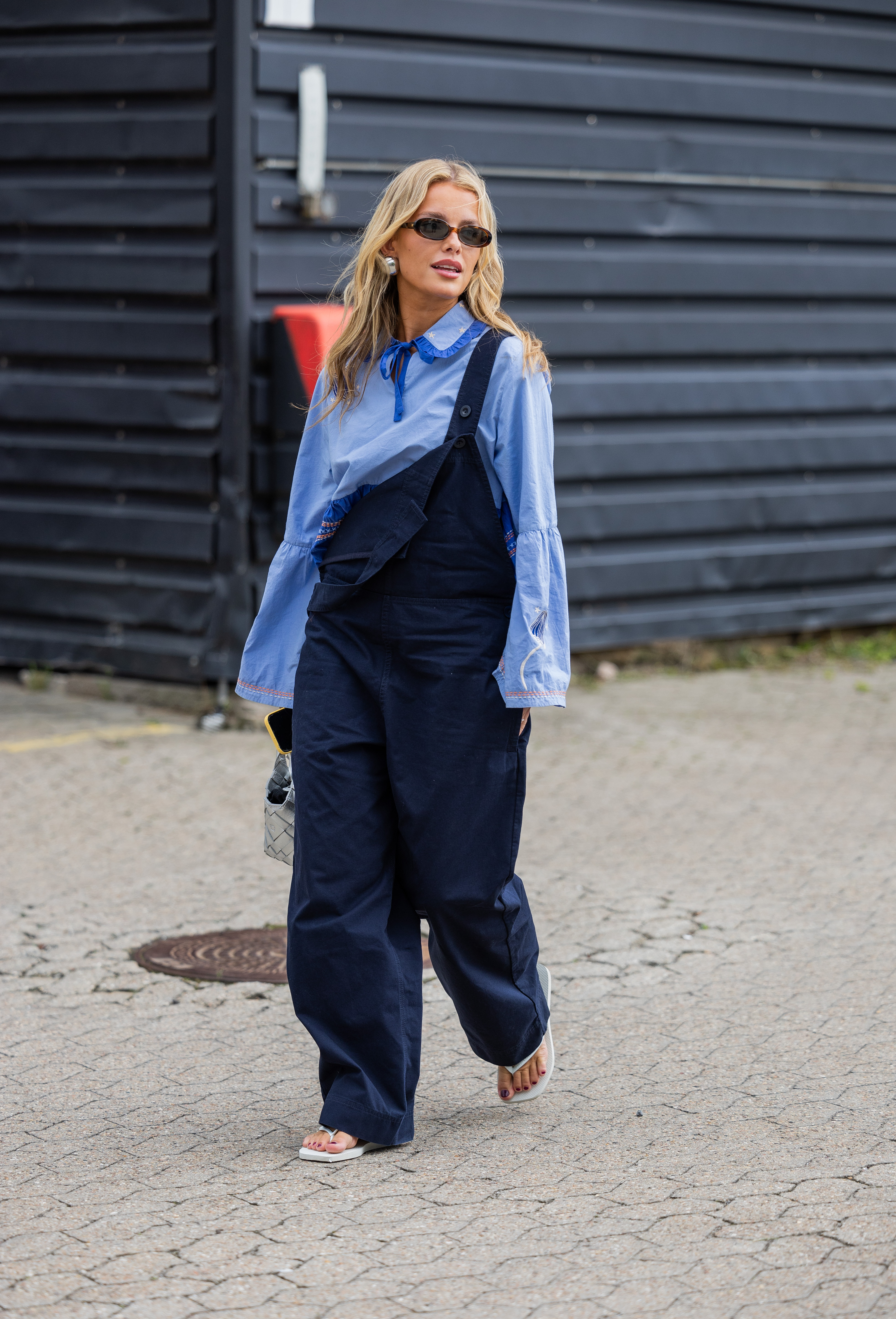 Τα κορίτσια της μόδας επαναφέρουν τη denim σαλοπέτα στο προσκήνιο 2