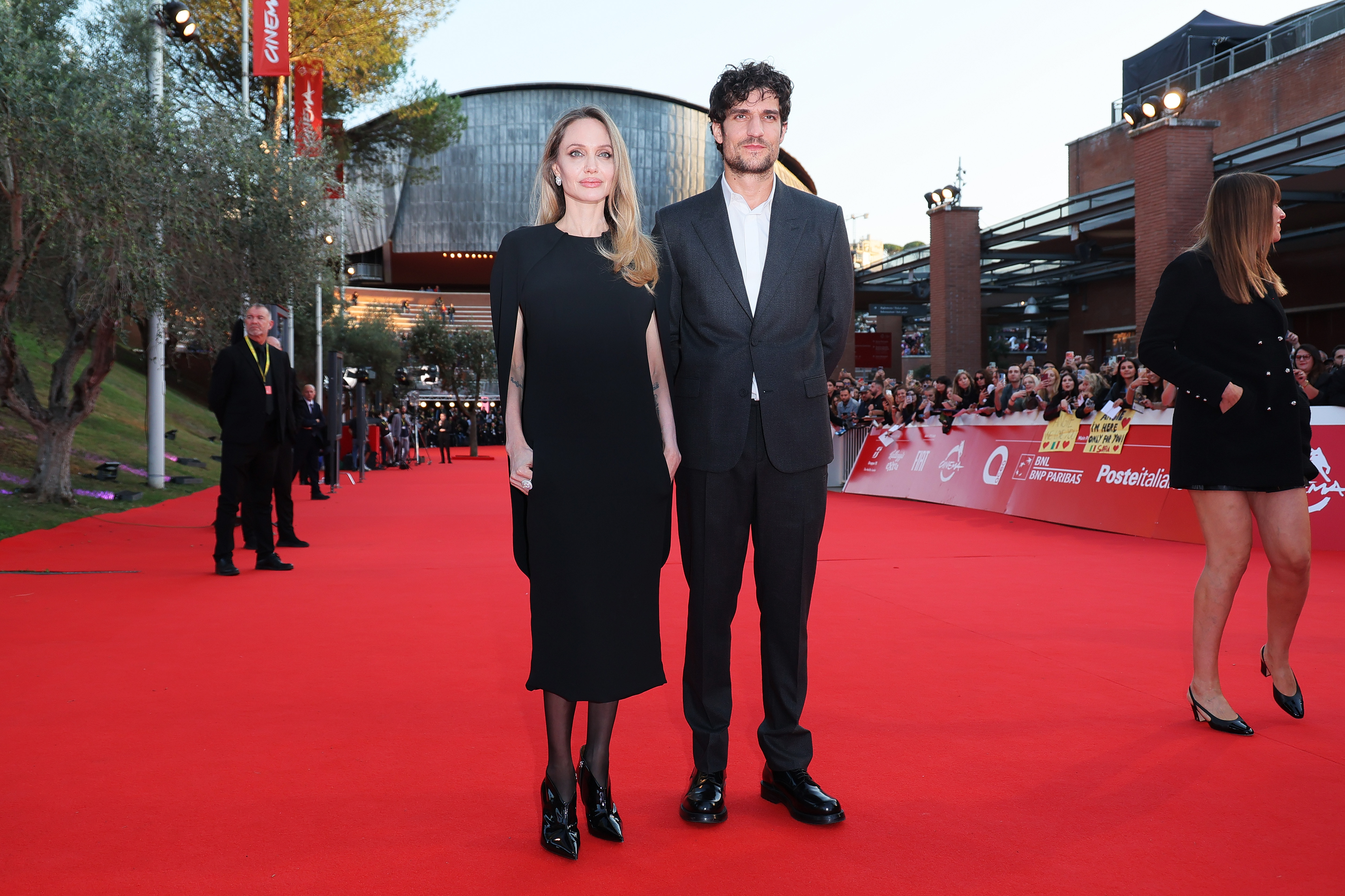 H Angelina Jolie επιστρέφει στη μεγάλη οθόνη μέσα από το «Couture»: Ο βαθιά προσωπικός ρόλος που αγγίζει τη δική της μάχη 1
