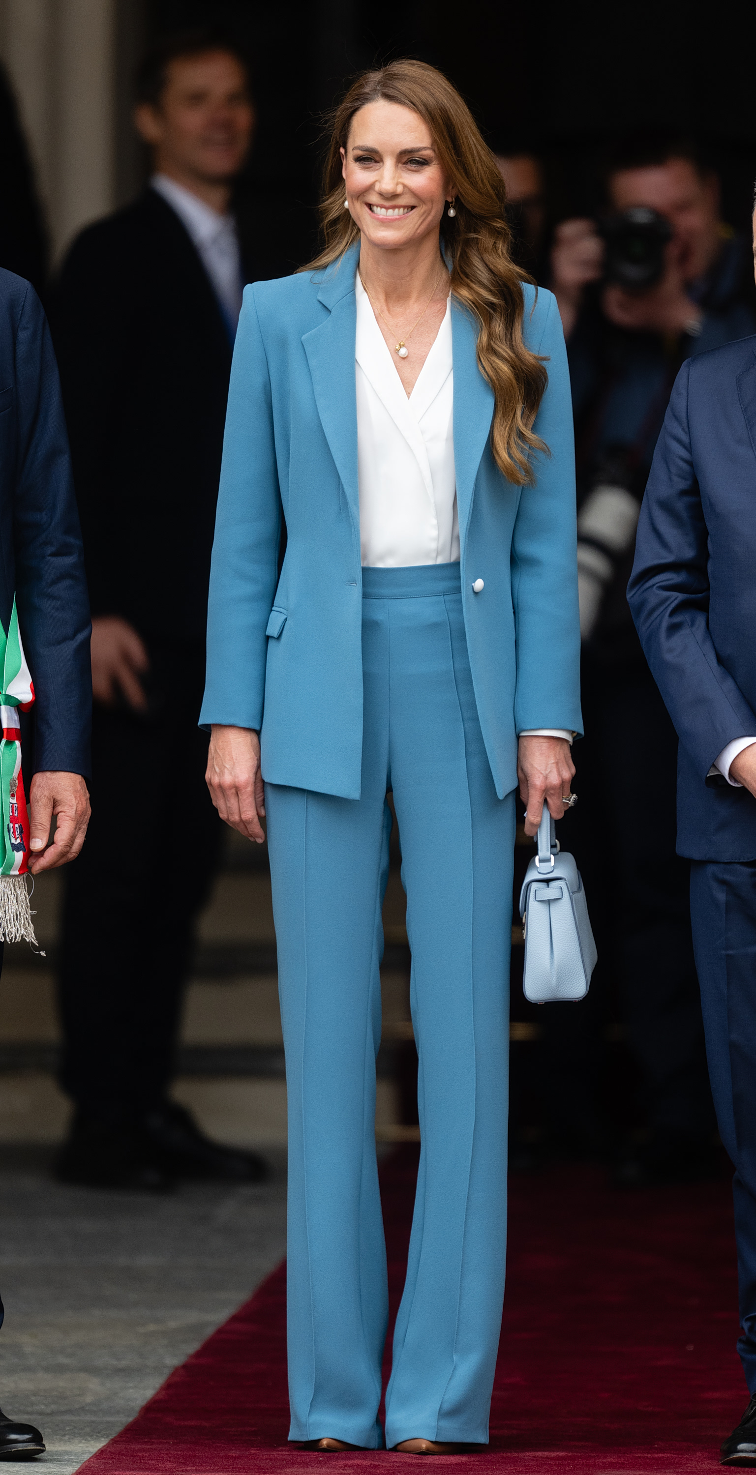 Kate Middleton: Η εμφάνιση στην Ιταλία με κοστούμι σε εντυπωσιακό χρώμα 2