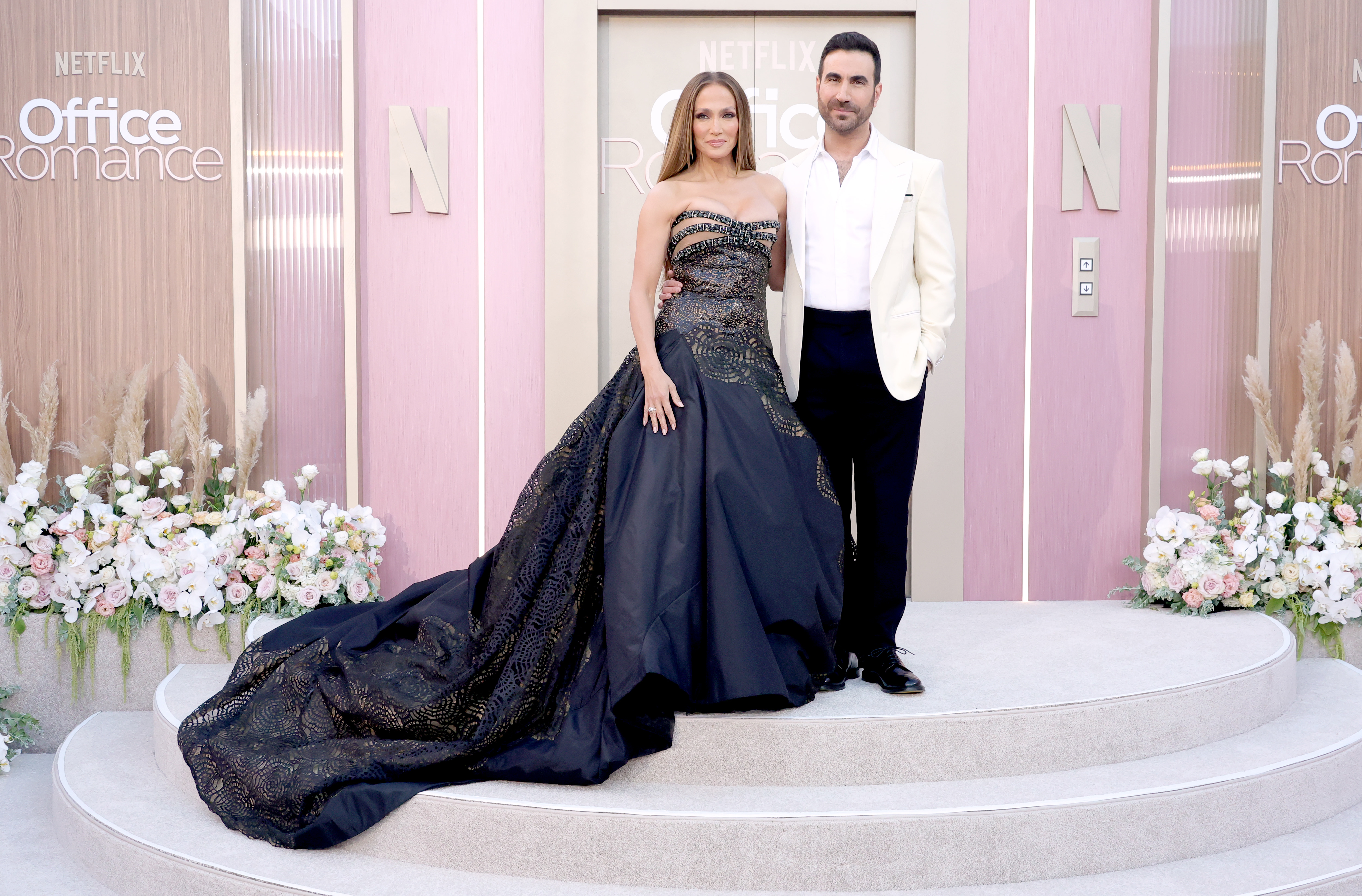 Jennifer Lopez: Η εμφάνιση που μαγνήτισε τα βλέμματα στην πρεμιέρα του Office Romance και η χημεία που συζητιέται 1