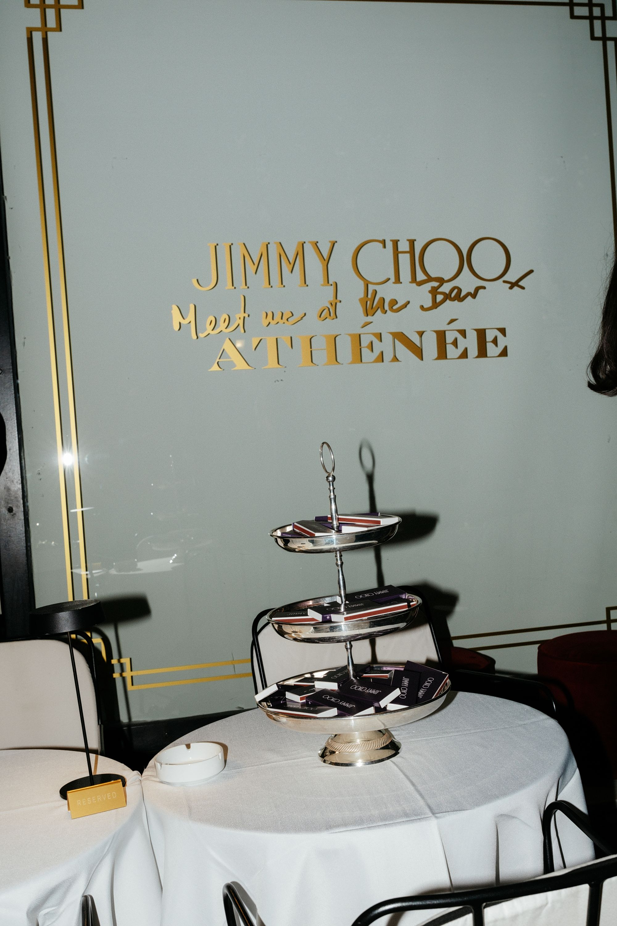 Ο οίκος Jimmy Choo γιορτάζει τα εγκαίνια της boutique του στην Αθήνα με ένα αποκλειστικό “Meet me at the bar” event στο Athénée 1