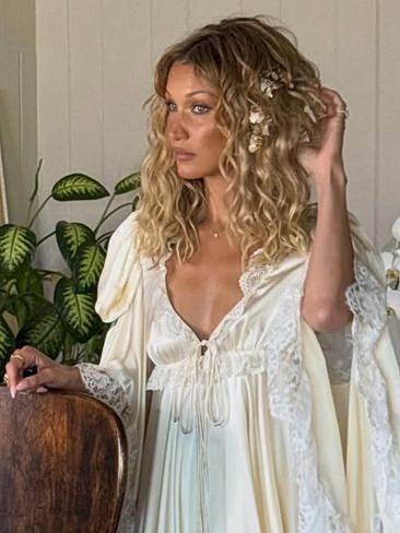 Bella Hadid: Τα πιο σγουρά μαλλιά που έχει κάνει ποτέ, θυμίζουν σταρ των ‘70s 2