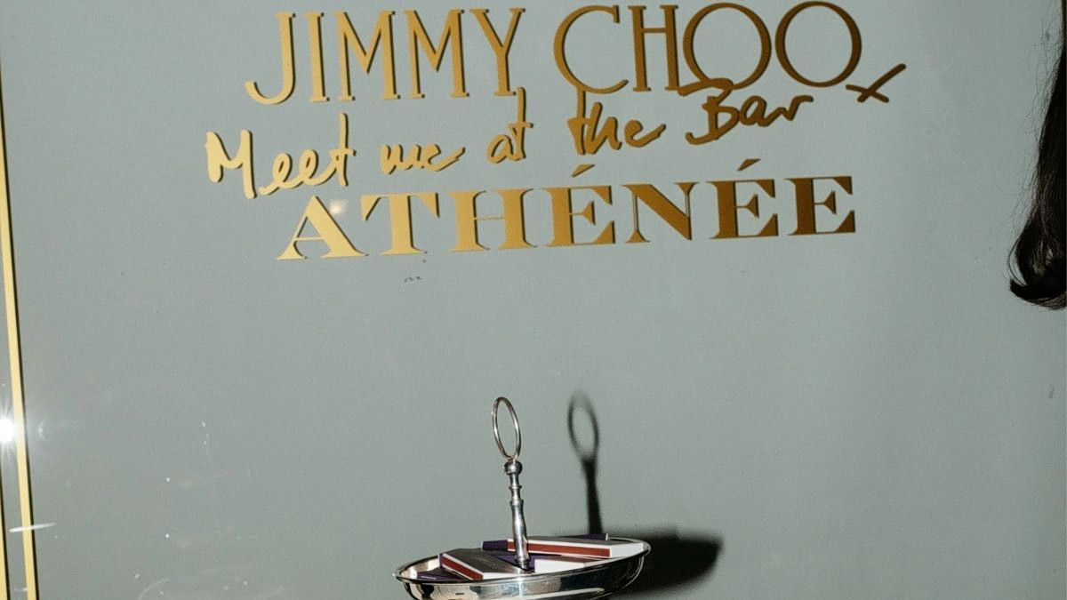 Ο οίκος Jimmy Choo γιορτάζει τα εγκαίνια της boutique του στην Αθήνα με ένα αποκλειστικό “Meet me at the bar” event στο Athénée 1