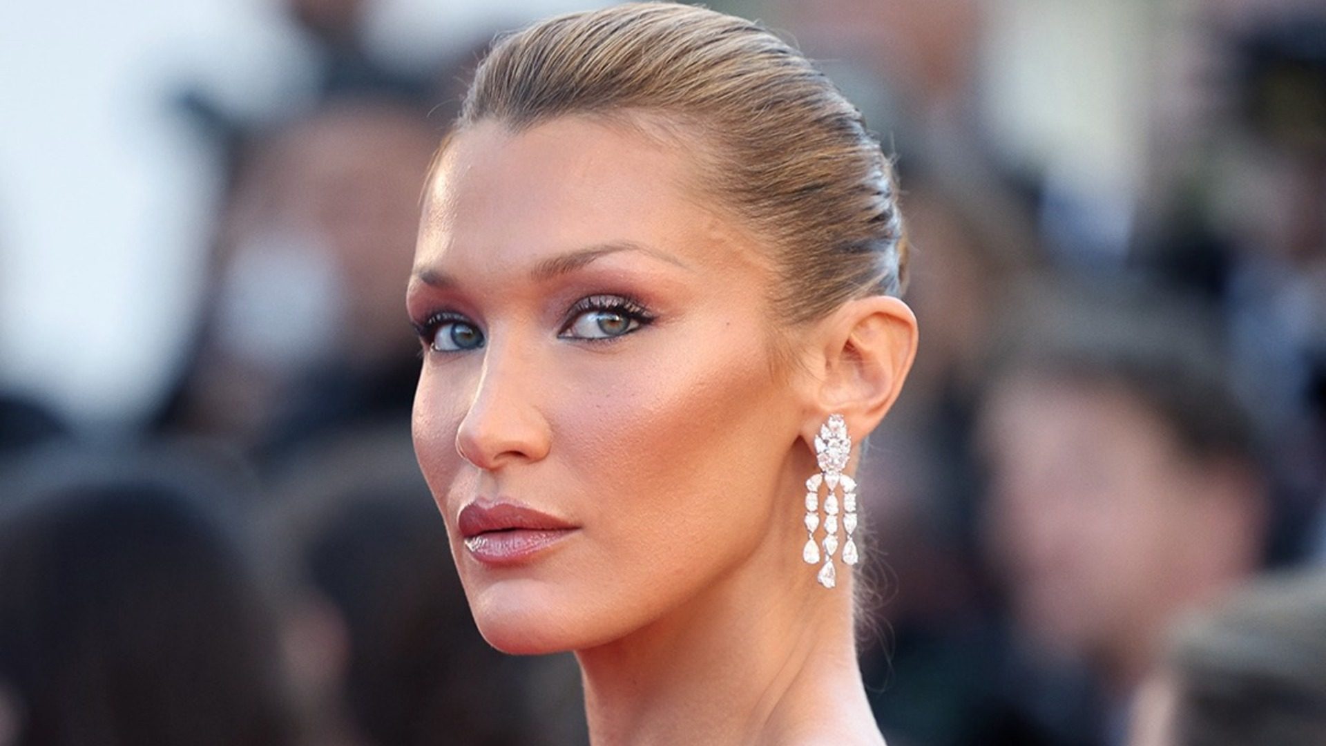Το σινιόν της Bella Hadid στις Κάννες είναι τέλειο για το καλοκαίρι 1